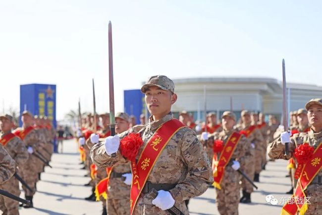 威武！這(zhè)些新兵入伍時獲贈“從戎之劍”！